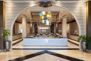 沙姆沙伊赫Cleopatra Luxury Resort Sharm - Adults Only 16 years plus的大楼中间的一间提供自助餐的餐厅