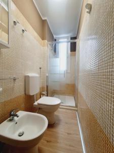 a bathroom with a toilet and a sink and a shower at Casa Tiffany in Vicenza