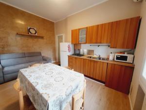 維琴察的住宿－Casa Tiffany，一间小厨房,内设一张桌子和一张沙发