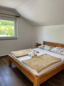 Duas camas num quarto com uma janela em Apartmani Dado em Banja Luka