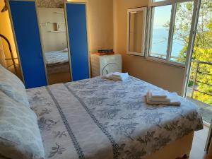 a bedroom with a bed and a window at Kemer Köyü Kır Evi in Cayeli
