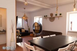 - un salon avec une table et des chaises noires dans l'établissement The Shed Surf Lodge, à Costa da Caparica