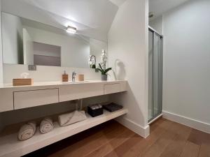 a bathroom with a sink and a mirror at Luxury Business Accommodation Geel in Geel