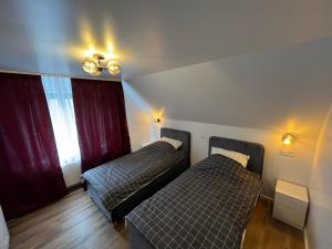 een kamer met 2 bedden in een kamer bij Ferienwohnung Isabela in Löhne