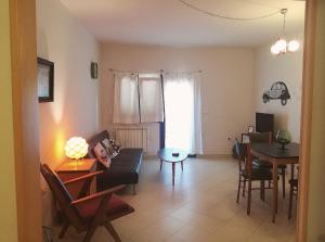 a living room with a couch and a table at Apartamentos Puenteviejo in Arenas de San Pedro