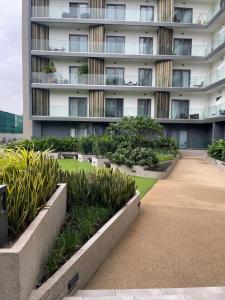 un immeuble d'appartements avec une cour ornée de plantes dans l'établissement The Lennox, à Accra