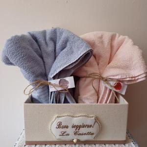 a box of towels sitting on a table at La Casetta in Treglio