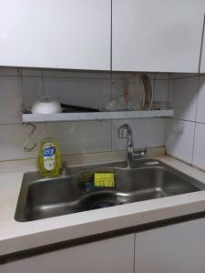 eine Küchenspüle mit Spülmittel darauf in der Unterkunft A full private home in Seoul