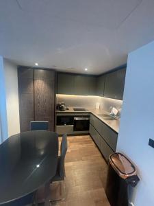 Кухня или мини-кухня в 2 bedroom Apartment next to Battersea Power Station
