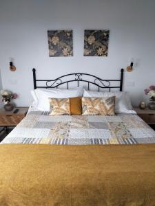 1 dormitorio con 1 cama grande con almohadas en La cabaña de Cortiguera en Cortiguera