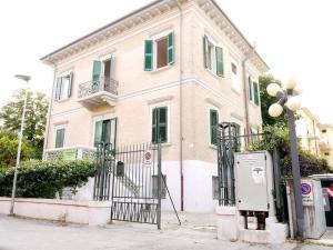 budynek z bramą przed nim w obiekcie Rimini in villa w Rimini