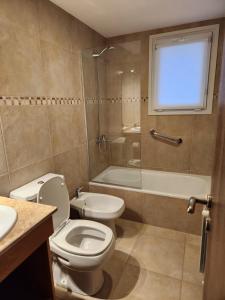 La salle de bains est pourvue de toilettes, d'une douche et d'un lavabo. dans l'établissement Departamento muy luminoso, à San Carlos de Bariloche