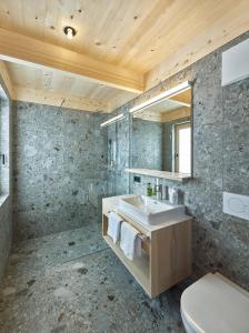 een badkamer met een wastafel en een toilet bij Tinn Naturchalet in Mittelberg