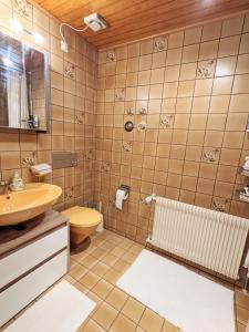a bathroom with a sink and a toilet at Ferienwohnung Fischer in Unterreichenbach