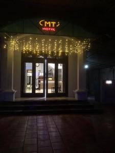 un bâtiment éclairé avec un panneau éclairé dans l'établissement Minh Tâm Hotel ( Nhà Nghỉ Minh Tâm ), à Vĩnh Phúc