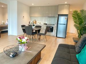 A cozinha ou kitchenette de Large 2B2B Near Southern Cross FreeParking GYM POOL
