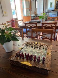 um tabuleiro de xadrez sentado numa mesa de madeira em Finca Sa Canova Agroturismo em Campos