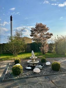 una fuente en medio de un jardín en Apartamenty Nexo en Neksø