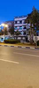 een lege straat voor een gebouw bij Bel appartement à saidia à côté de la plage in Saidia 