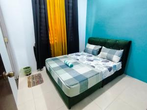 ein Schlafzimmer mit einem Bett in einem Zimmer in der Unterkunft Marvelous Homestay SP Kedah in Sungai Petani