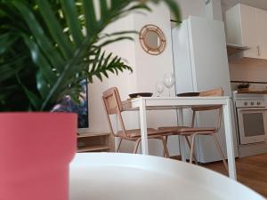 een keuken met een tafel met stoelen en een plant bij Apartamento Happy Street in Socuéllamos