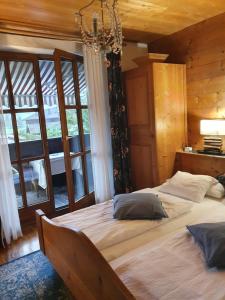 sypialnia z dwoma łóżkami i dużym oknem w obiekcie Appartement Pension Bäckenhäusl FERIENWOHNUNGEN Chalets Hütten Komfortzimmer w mieście Uttendorf