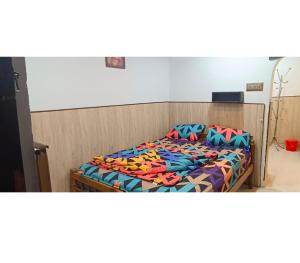 Un pat sau paturi într-o cameră la NAVANEETH HOMESTAY