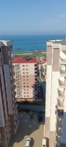 z góry widok na miasto z budynkami i ocean w obiekcie House for rent for family w mieście Yomra
