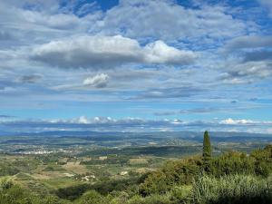 una vista de un valle bajo un cielo nublado en A Casa Di Silvia, en Gambassi Terme