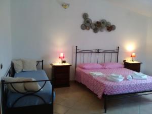 ein Schlafzimmer mit 2 Betten und 2 Lampen an Tischen in der Unterkunft B&B Brezza di Mare (Sea Breeze) in Villasimius