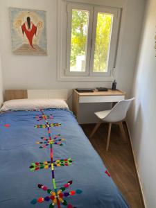 1 dormitorio con cama, escritorio y ventana en “Casa abella “, 