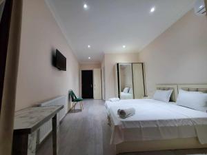 A bed or beds in a room at Hotel N
