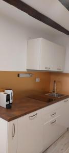Kuchyň nebo kuchyňský kout v ubytování APARTMAN B