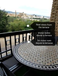 d'une table et de chaises sur un balcon avec vue. dans l'établissement Las mejores vistas de Cordoba con parking privado gratuito, à Cordoue