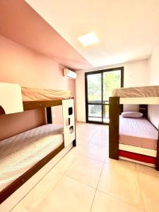 מיטה או מיטות קומותיים בחדר ב-Apto 3 quartos no Wai Wai - Cumbuco-Ce