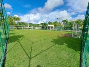 a soccer field with a net on a soccer field at Apto 3 quartos no Wai Wai - Cumbuco-Ce in Cumbuco