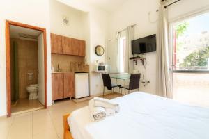 Postel nebo postele na pokoji v ubytování Hotel Loui Talpiot