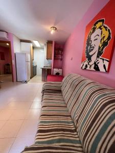 una sala de estar con una cama grande en una habitación con paredes rosas en Casa Mequinenza, en Mequinenza