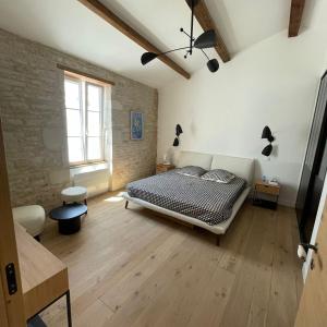 een slaapkamer met een bed in het midden van een kamer bij L'OCEAN a Oleron in Le Château-dʼOléron