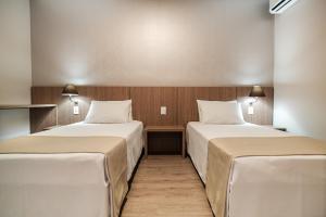 2 camas en una habitación de hotel con 2 camas sidx sidx sidx en Bello Hotel, en Toledo