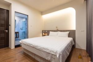 Un pat sau paturi într-o cameră la Lu's B&B