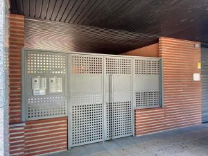 una puerta de metal en un edificio con parquímetro en Casa Mequinenza, en Mequinenza