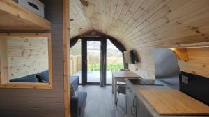 Küche und Wohnzimmer in einem Minihaus in der Unterkunft Devonknowes lodges in Tillicoultry