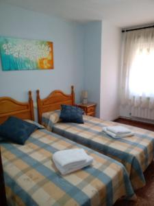duas camas sentadas uma ao lado da outra num quarto em Apartamento a 200m de Playa Morrongo em Benicarló