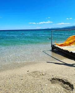 una spiaggia con una barca in acqua di Bella Terra Hotel a Asprovalta