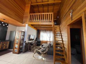 a bedroom with a bunk bed with a ladder at Recanto Ar da Serra in São Joaquim