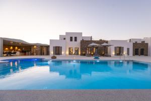 una gran piscina frente a un edificio en Golden Bay luxury villas and suites, en Chrissi Akti