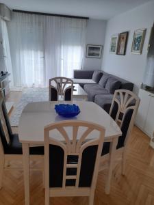 a living room with a table and chairs and a couch at Apartman Nina in Banja Luka