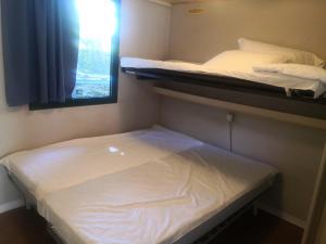 a small room with two bunk beds and a window at camping no stress in Como