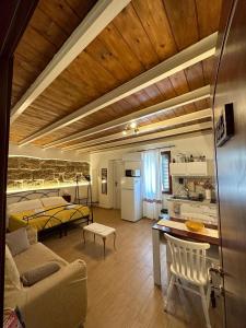 阿爾蓋羅的住宿－Ninfa Alghero，客厅配有沙发和1张床